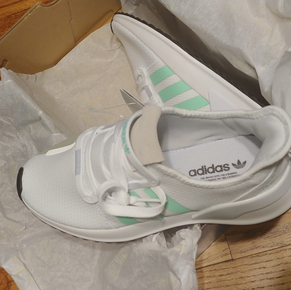 ✨Adidas kicks✨ - Picture 5 of 8